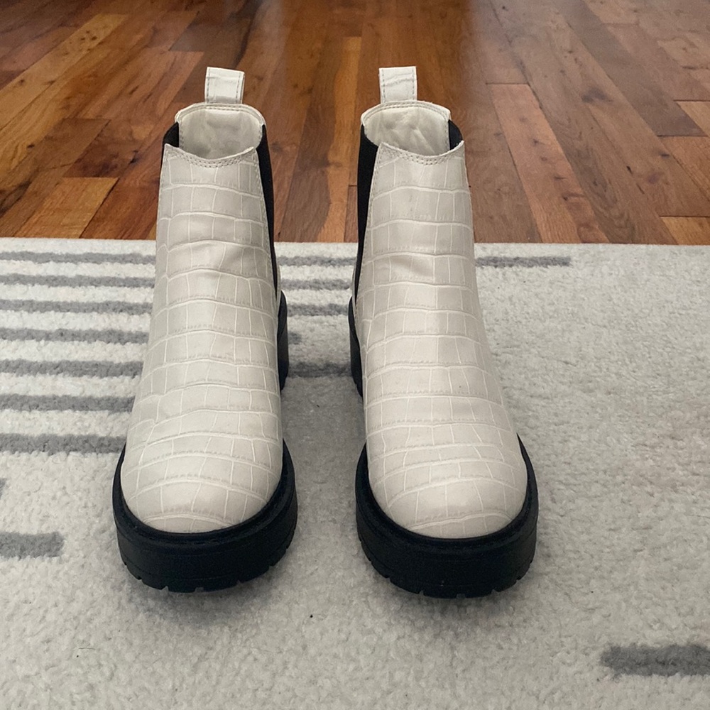 Steve Madden Tyclone Bootie White Croco 6 M